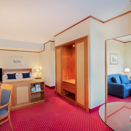 Отель Crowne Plaza Milan Linate By Ihg Сан-Донато-Миланезе Экстерьер фото