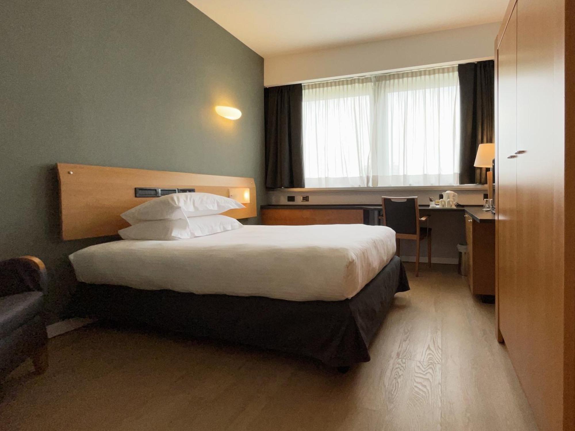 Отель Crowne Plaza Milan Linate By Ihg Сан-Донато-Миланезе Экстерьер фото